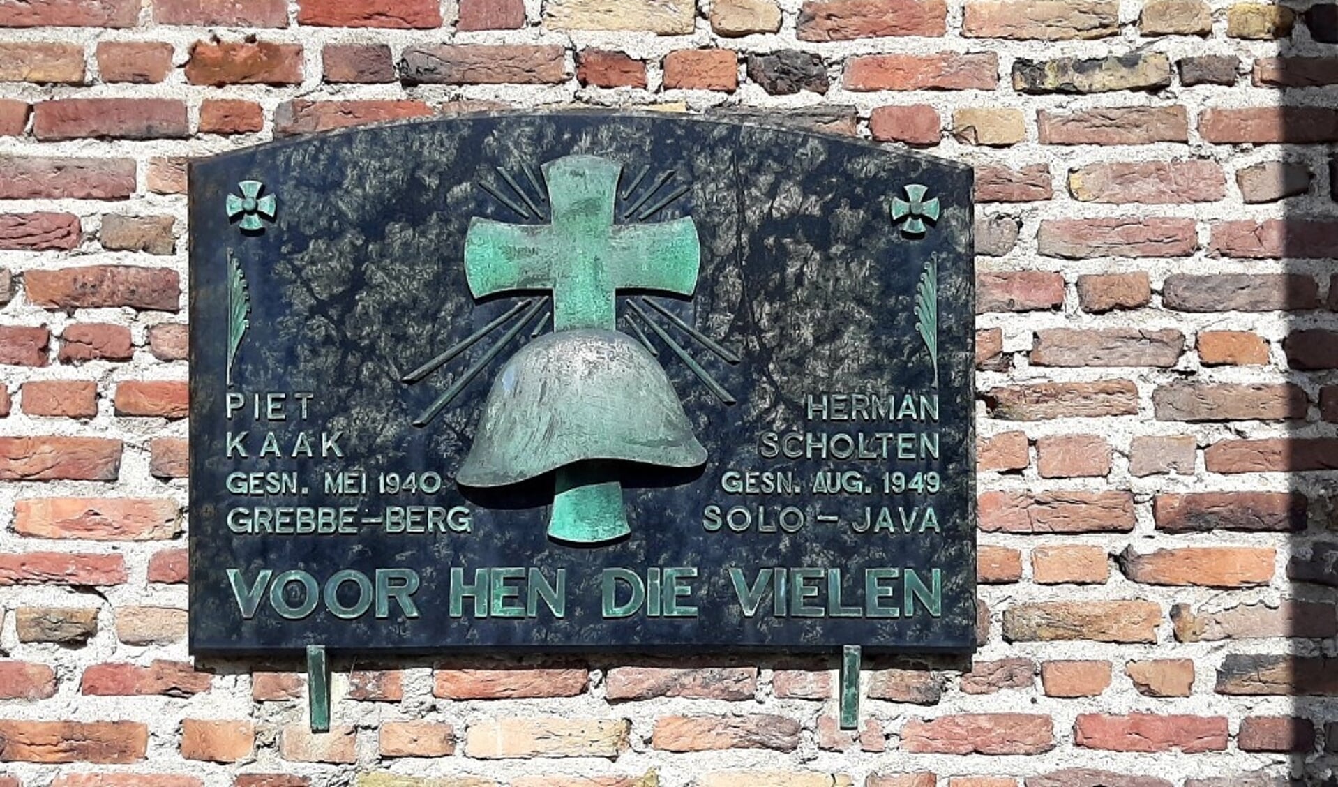 Oorlogsmonument muur Bavokerk Angeren.
