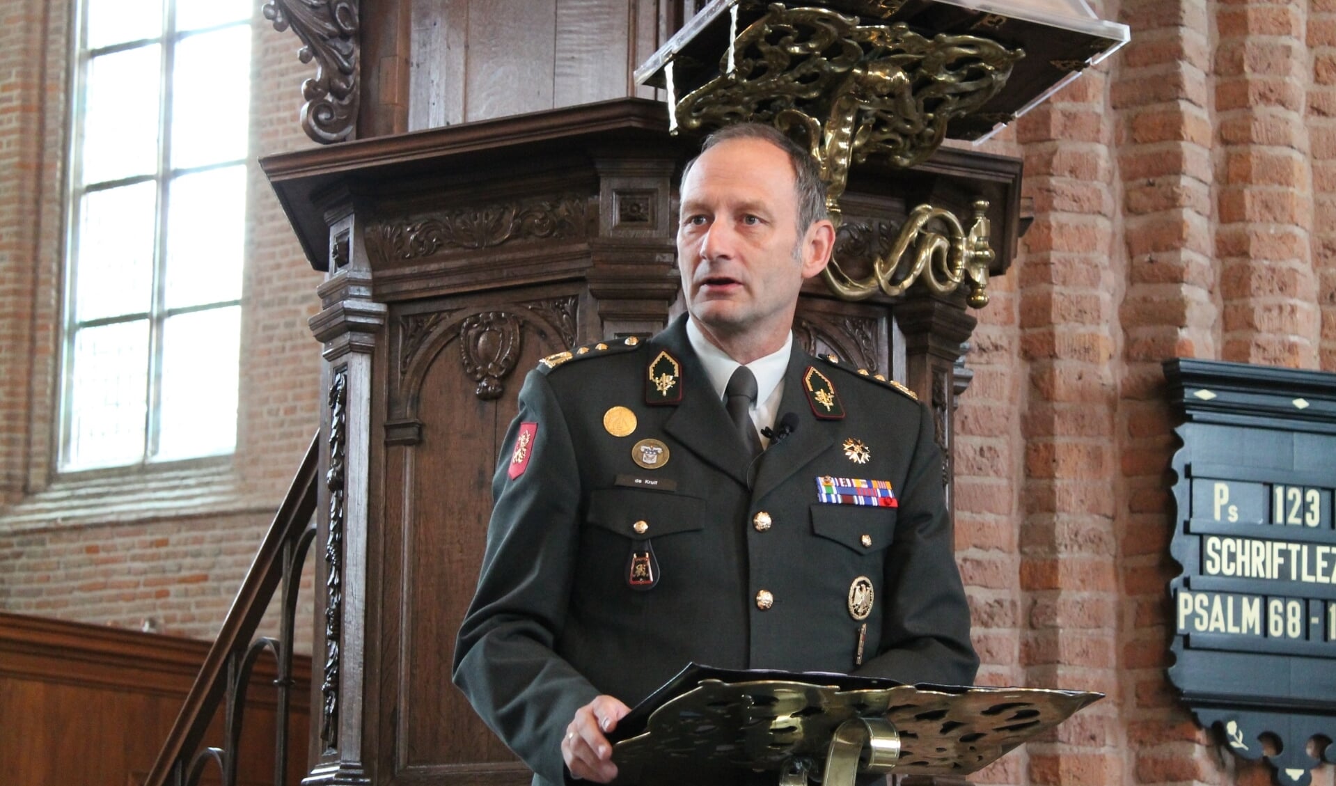 Luitenant-generaal b.d. Mart de Kruif tijdens een eerdere herdenking in de Cunerakerk.