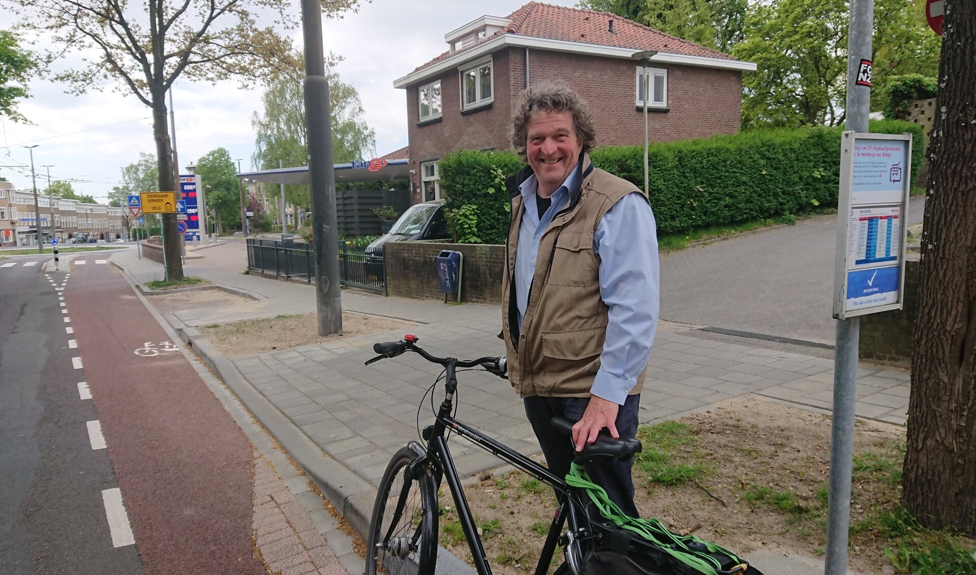 Jan Kelderman bij het gehalveerde fietspad aan de Hommelseweg.