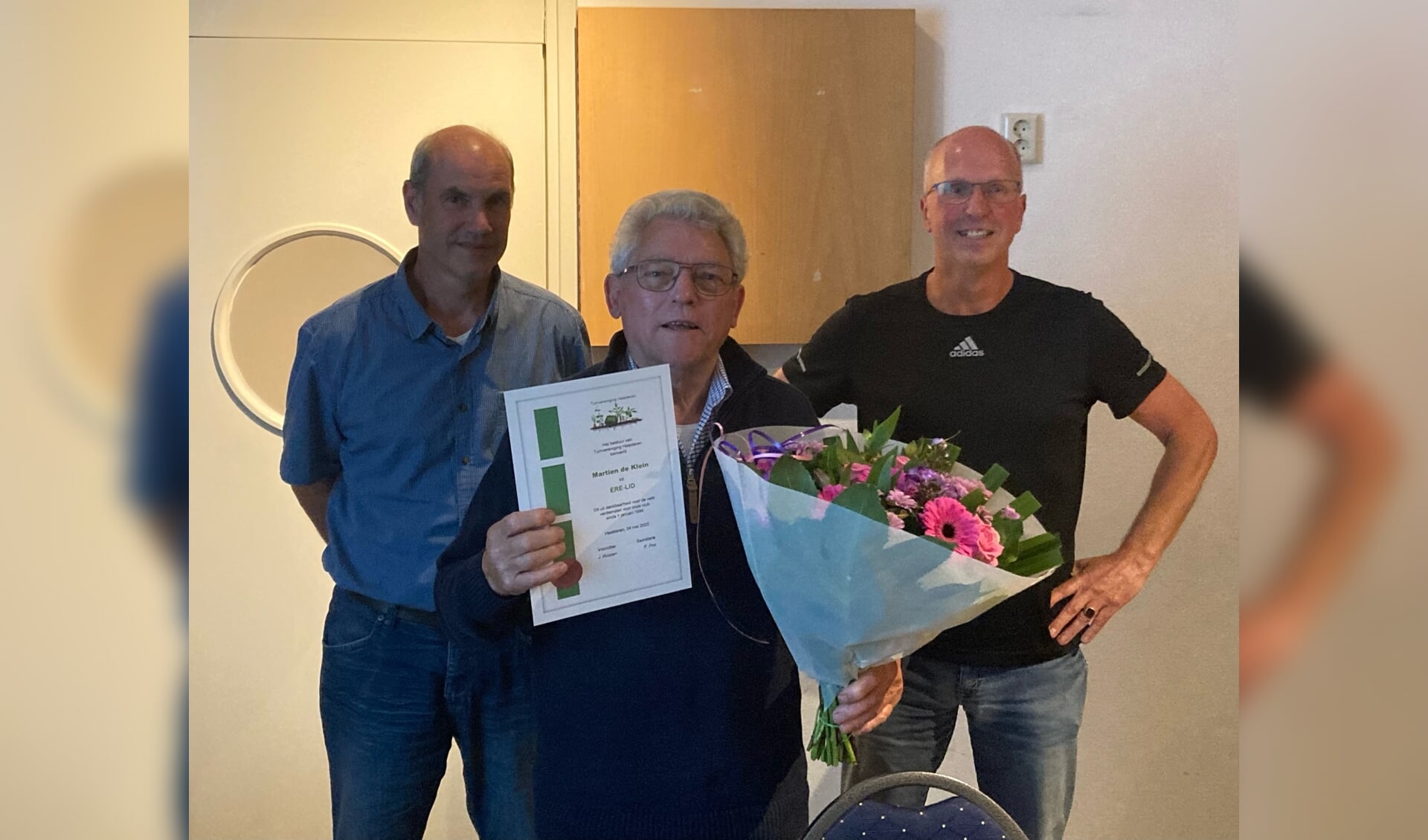 Martien wordt gefeliciteerd door zijn collega-bestuursleden Jos Rossen en Peter Pos. 