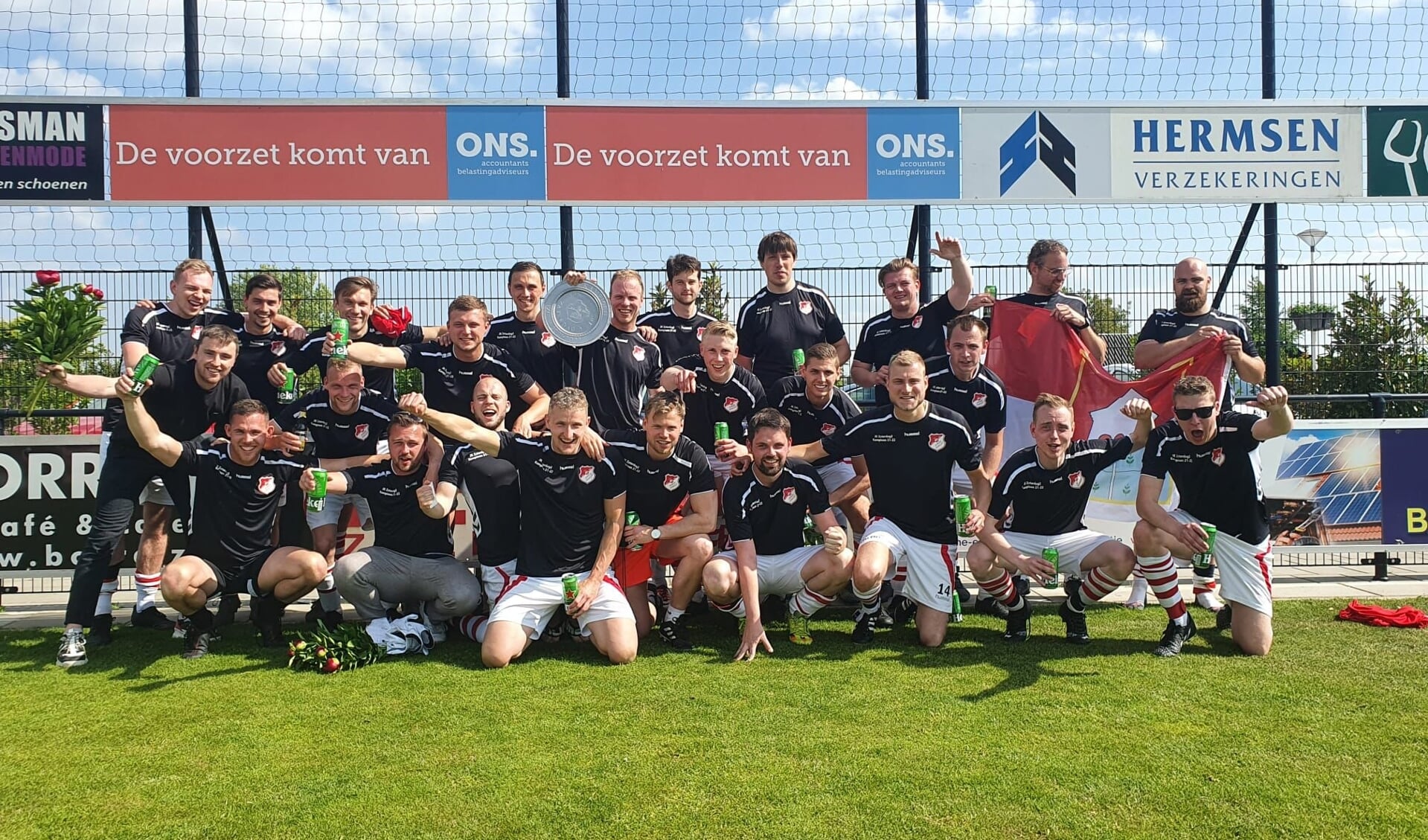 Jonge Kracht Zaterdag 2 Kampioen met shirtjes van ONS.