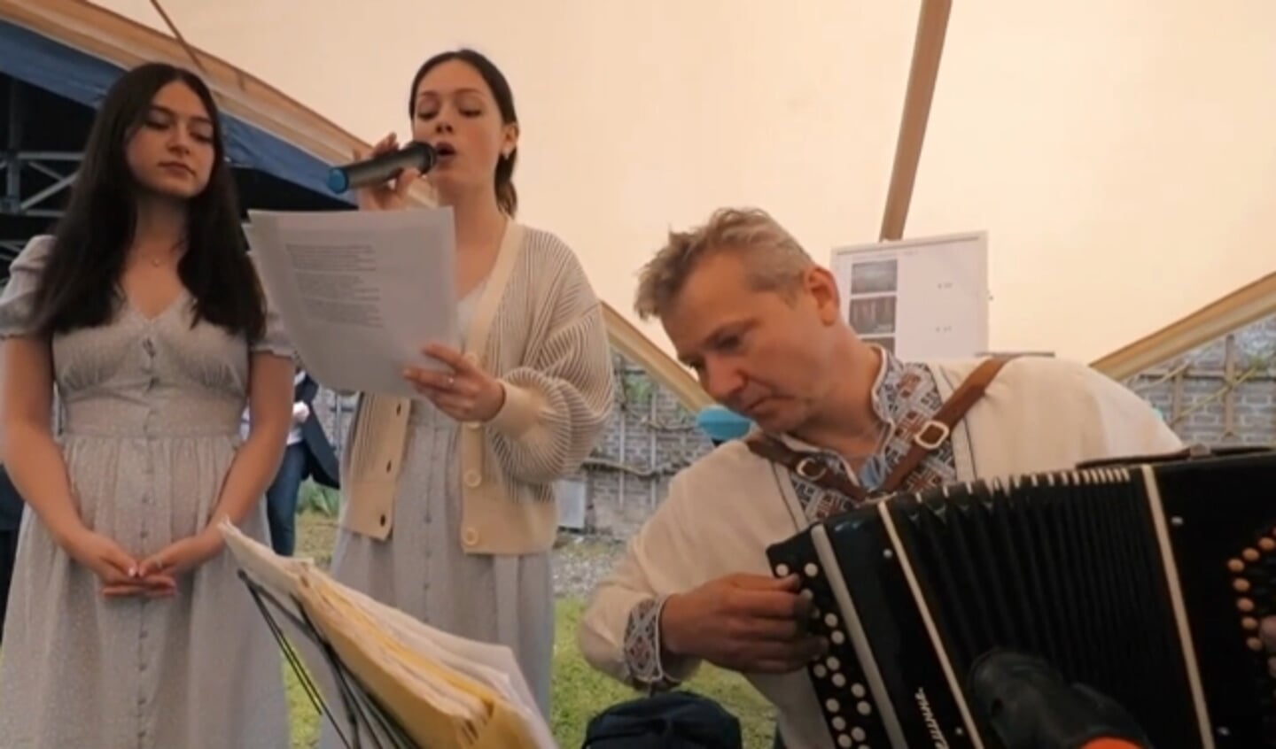 Accordeonmuziek en zang van de Oekraïense Oleg Lysenko en Nastya en Anya Sulimenko