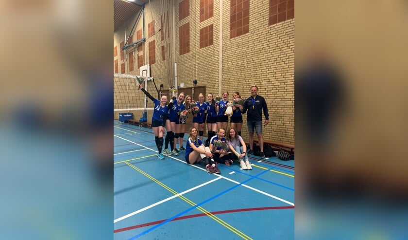 <p>Volleybalmeiden Excelsior met hun trotse coach Henk van Laar.</p>