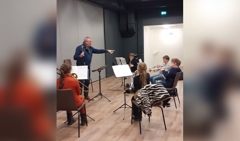 <p>Jeugdgroep 2Gether is hard aan het repeteren.</p>