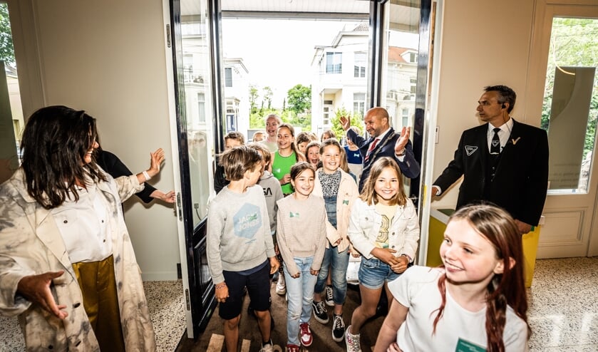Kindermuseumdirecteur Eden van Nieuwehoven en haar klasgenoten zijn de eerste bezoekers van het vernieuwde Museum Arnhem.