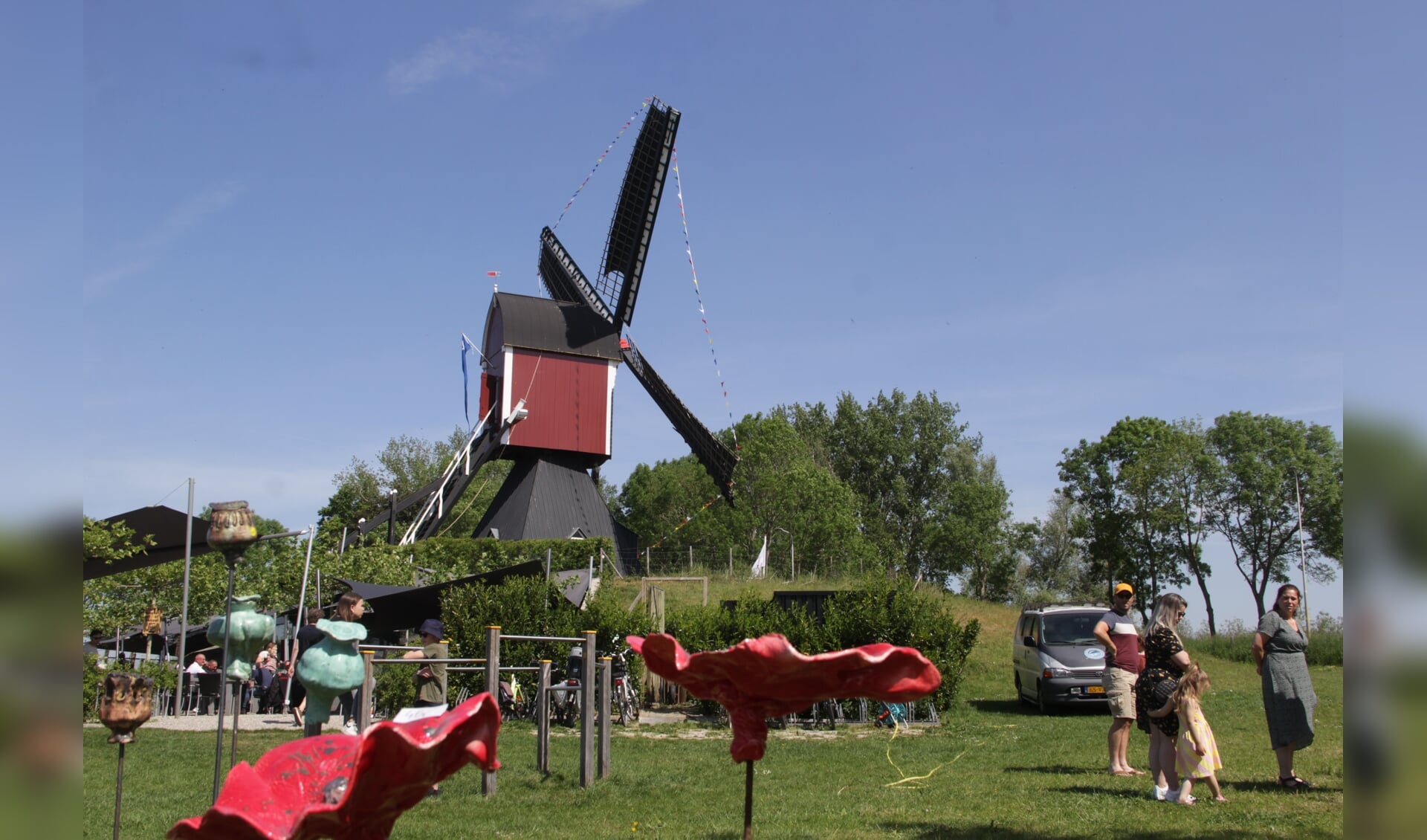 Rondom de Thornsche molen diverse kramen een terras steeds vol. 