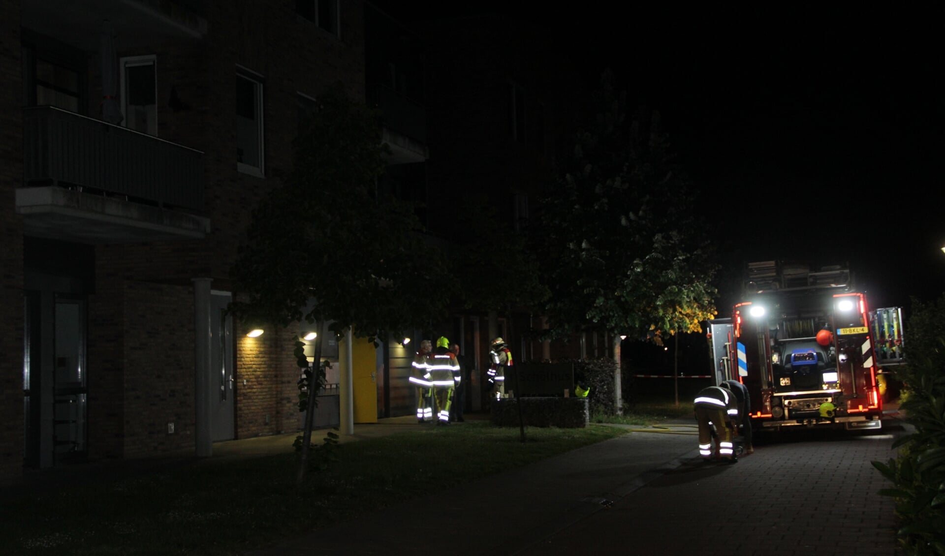 Hulpdiensten aanwezig bij appartement in Millingen.