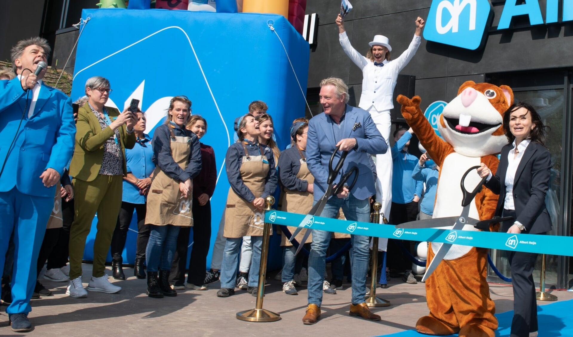De feestelijke opening van Albert Heijn Velperweg. Wethouder Jan van Dellen knipt samen met supermarktmanager Yeliz Ates het lint door.