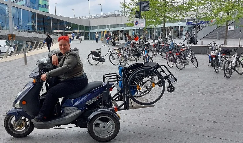Vrijwilligster die de toegankelijkheid toetst voor het Centraal Station in Arnhem
