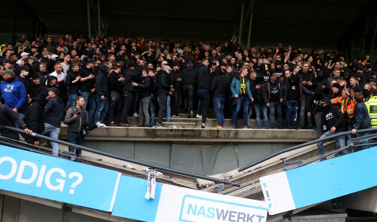 Een deel van de tribune stort tijdens de wedstrijd NEC-Vitesse in. 