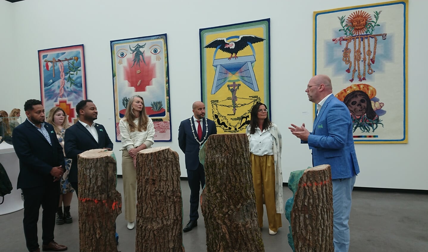 De aanwezigen, waaronder burgemeester Marcouch, krijgen uitleg.