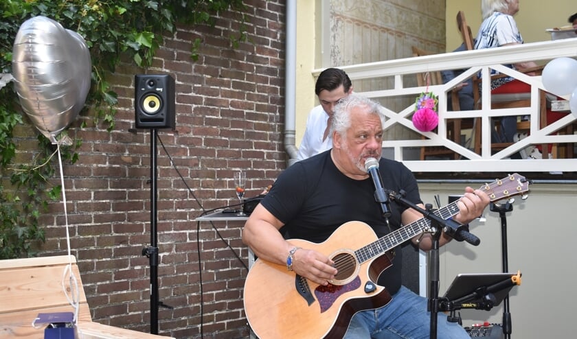 Lain Barbier zorgt voor muziek.