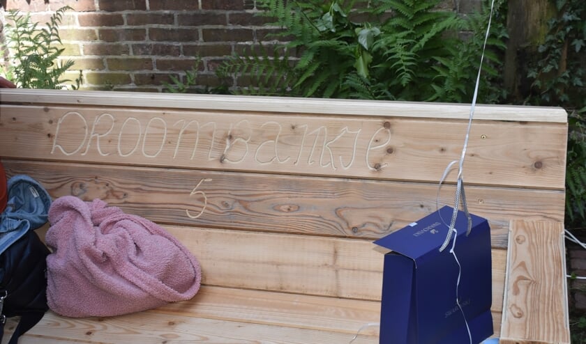Het door bewoners ontworpen symbolisch houten droombankje als geschenk.