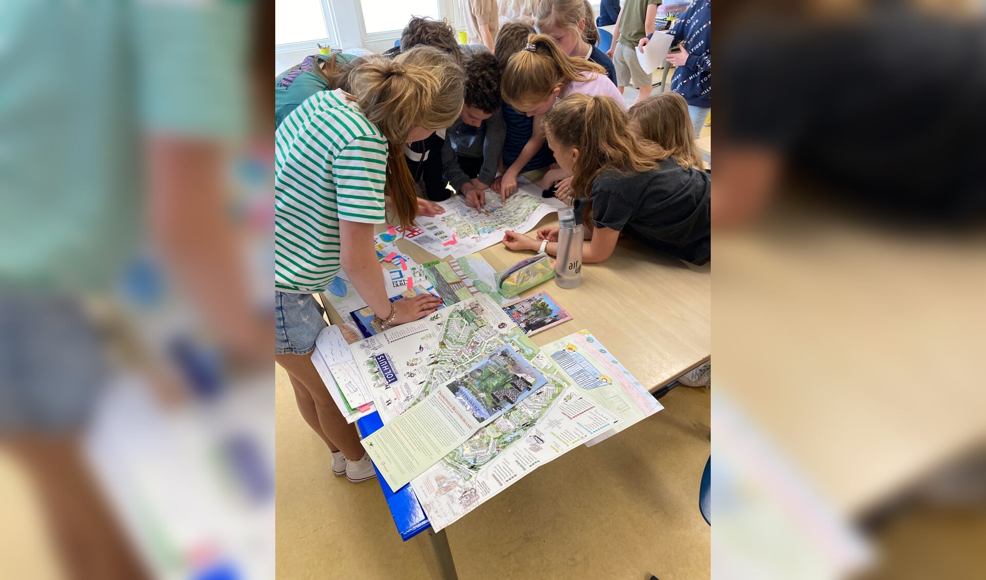 Leerlingen van De Esdoorn buigen zich geïnteresseerd over de Belevingskaart van Elst in wording. (foto: Marieke van Doorn)