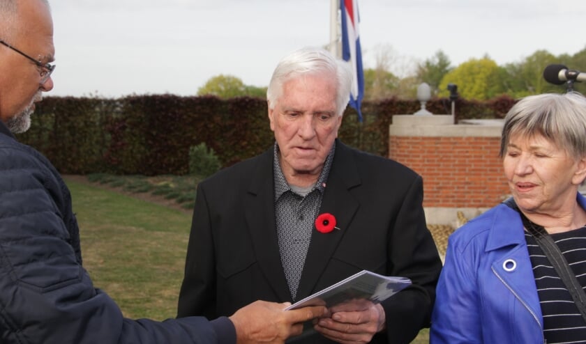 <p>De 79-jarige Canadees neemt levensverhaal van overleden vader in ontvangst.</p>  