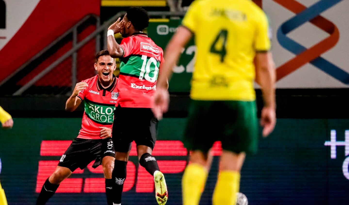 Jonathan Okita en Bart van Rooij vieren een doelpunt tegen Fortuna Sittard 2 oktober 2021. (Foto: Broer van den Boom/Orange Pictures)