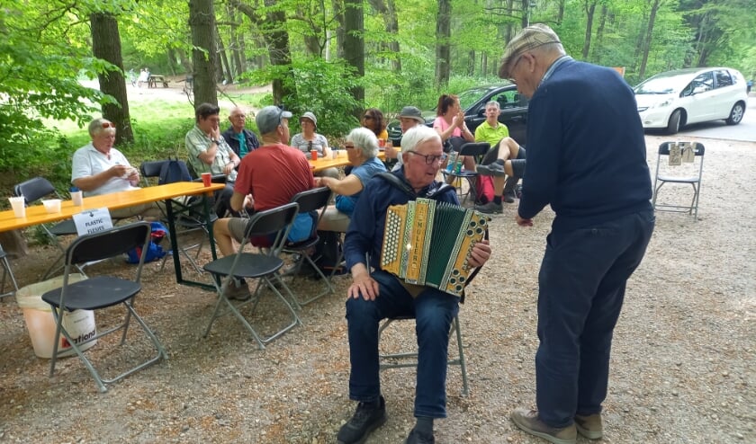 <p>Accordeonist Jan Schoenmakers vermaakt de wandelaars op het rustpunt. </p>