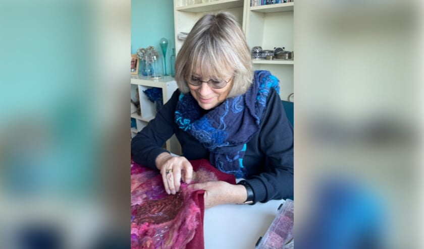 <p>Textielkunstenaar Ria van de Braak aan het werk. </p>