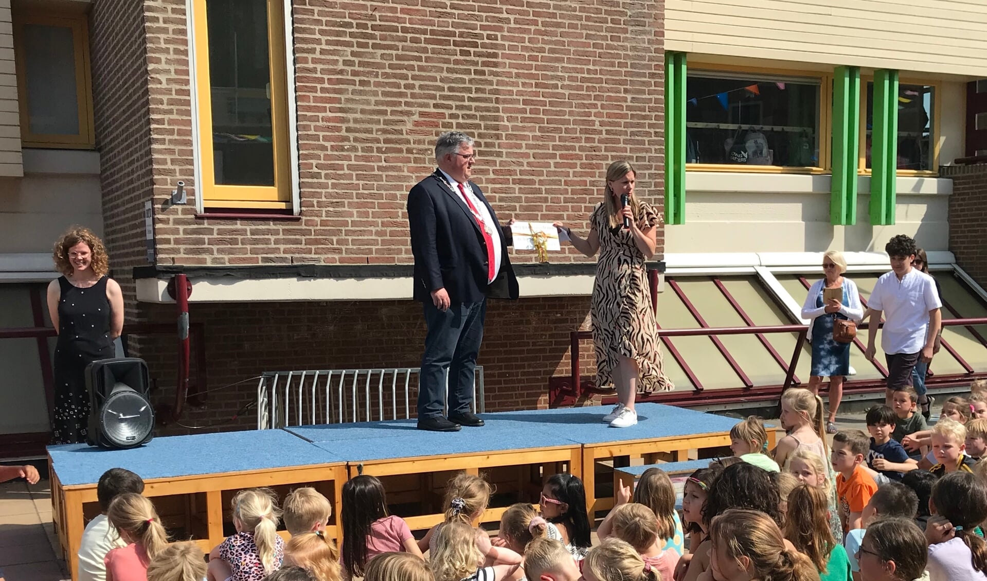 Burgemeester Bruls bij de opening van de Bibliotheek op school bij Petrus Canisius.
