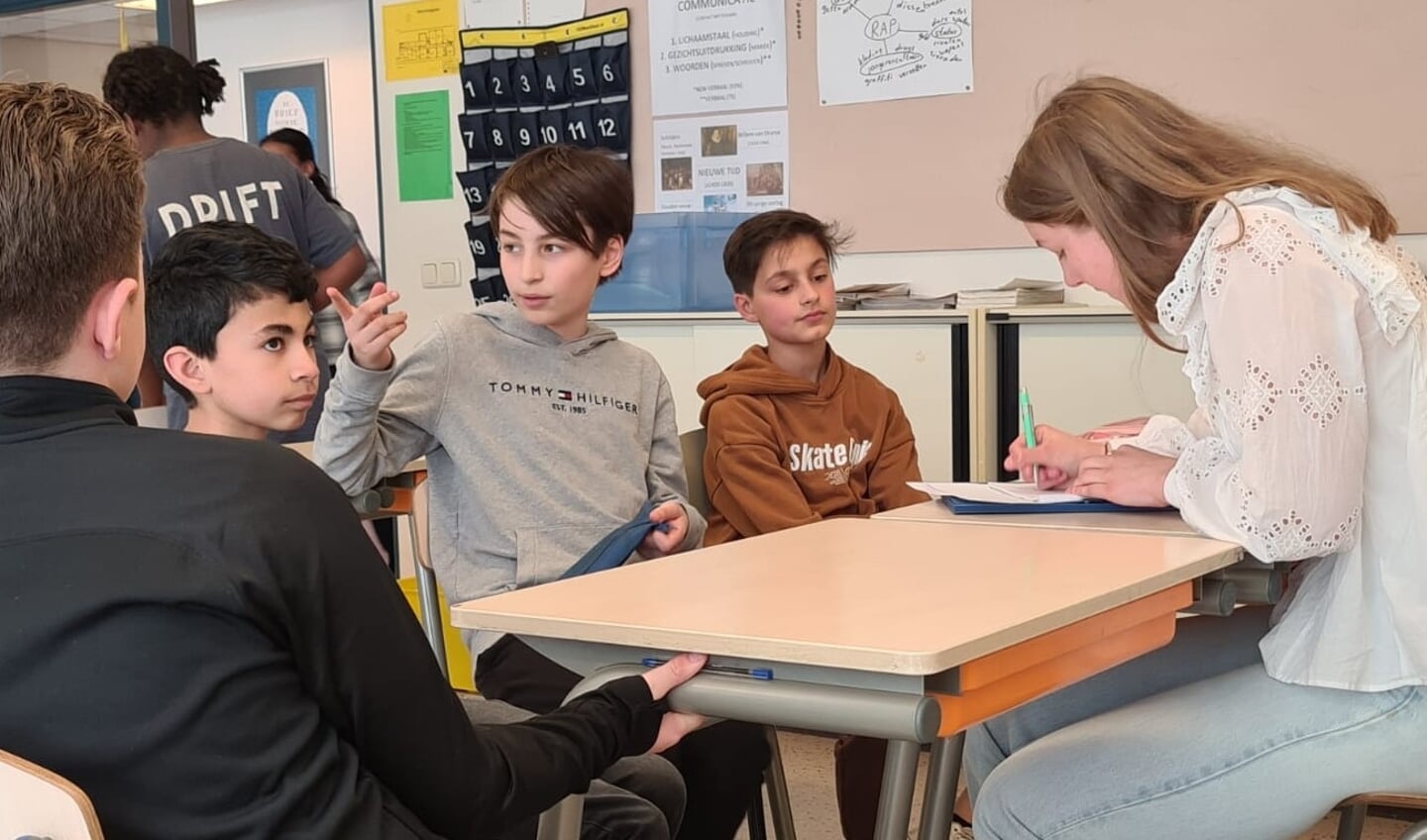 Leerlingen van groep 8 overleggen over het programma.