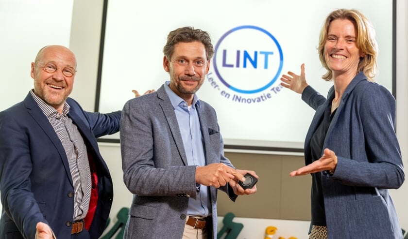 Bestuurders Menno Pistorius (HAN), Gert van Enk (Sint Maartenskliniek) en Elke Oegema (ROC Nijmegen) onthullen een vignet, dat symbool staat voor het LINT.