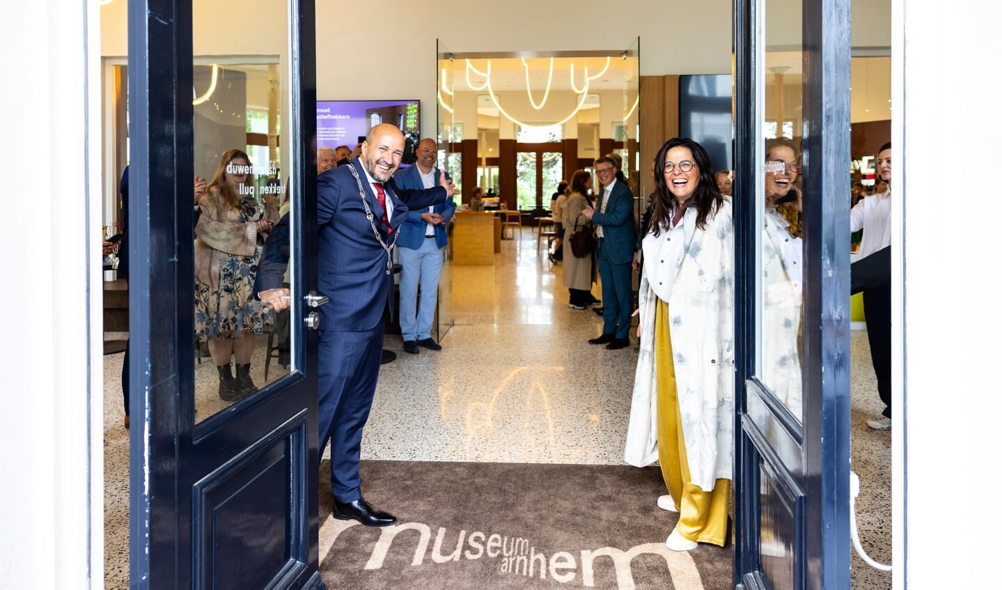 Burgemeester van Arnhem Ahmed Marcouch en directeur Saskia Bak openen de deuren. 