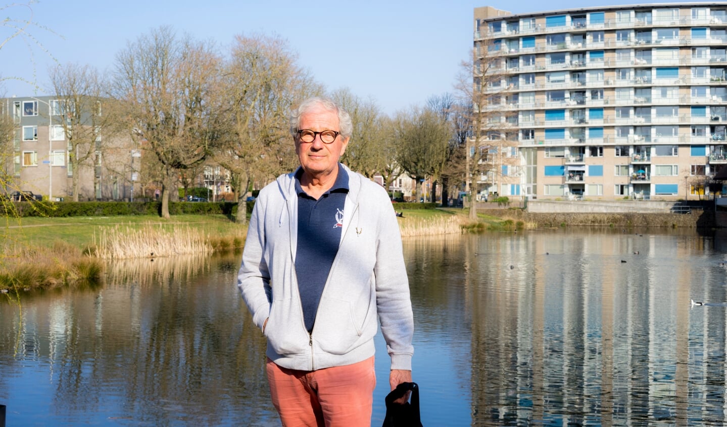 Bert Poelert aan het wandelen.