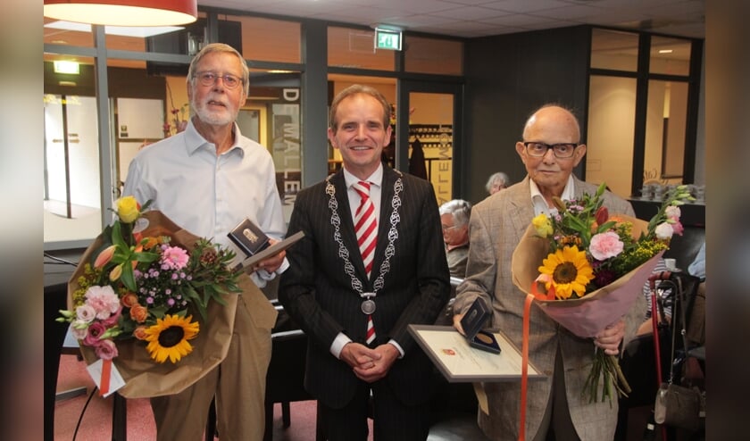<p>Burgemeester Slinkman te midden van de twee heren die een erepenning van de gemeente Berg en Dal gekregen hebben.&nbsp;</p>  
