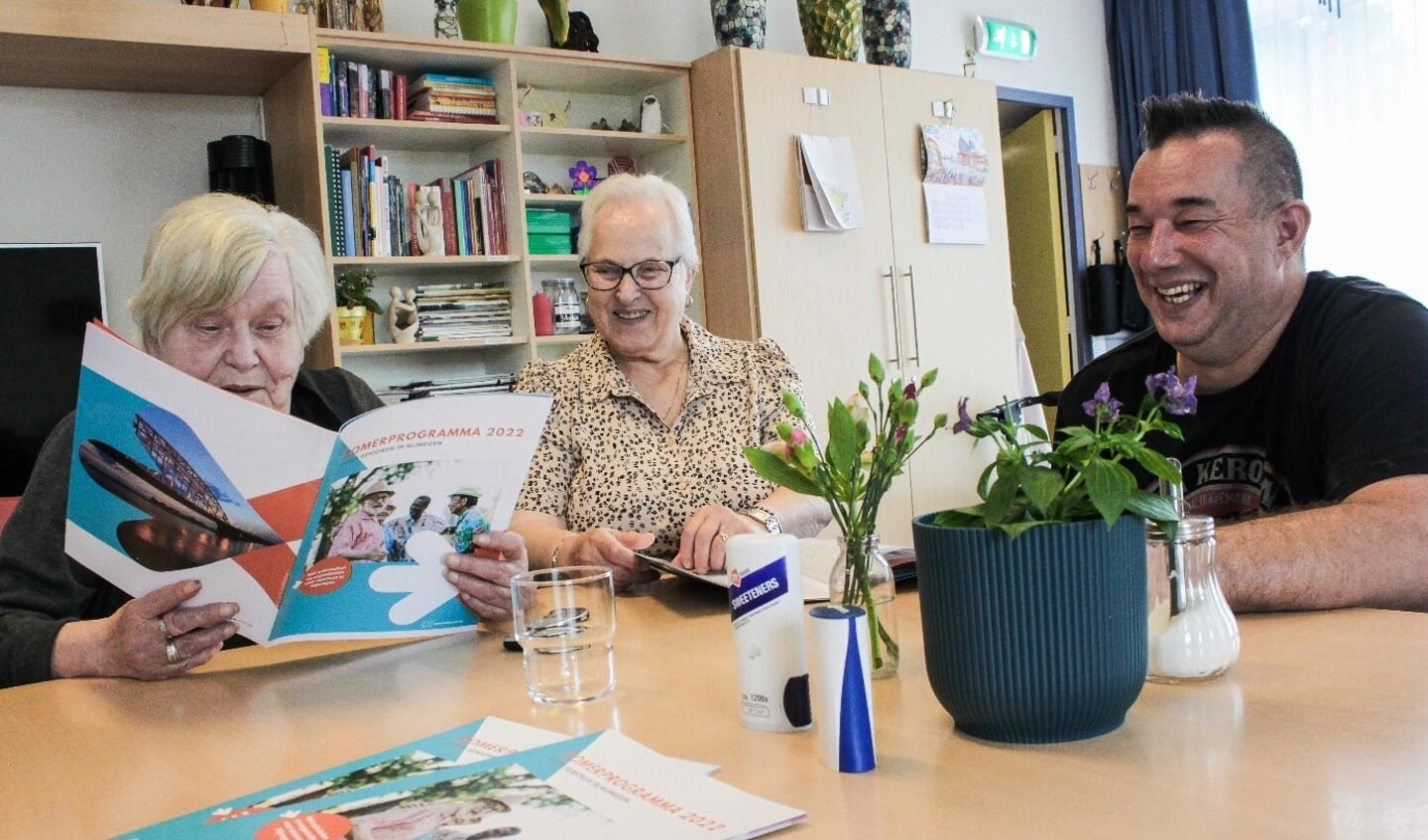 Van links naar rechts: Thea van Merkestein, Aspasia Sopassoudaki, Paul Reuling opbouwwerker Bindkracht10 in Grootstal bij Deel de Dag.