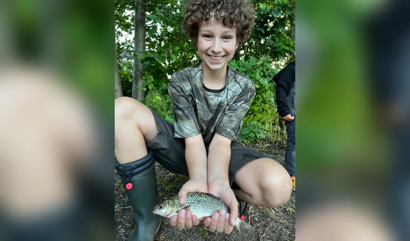 <p>Winnaar Robin, met een prachtige voorn van 25 centimeter. </p>