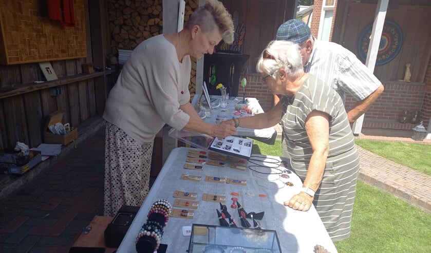 <p>Marian toont haar glaskunstwerken.</p>