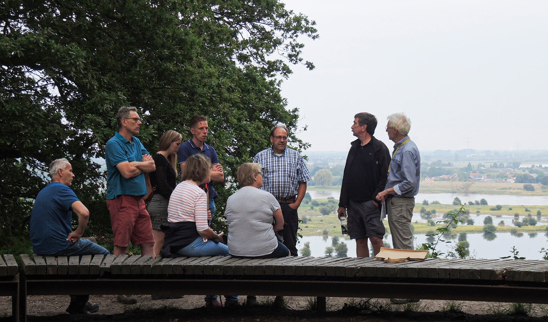 Gids Jan Blaas op de beoogde plek voor de openluchtvoorstelling. 