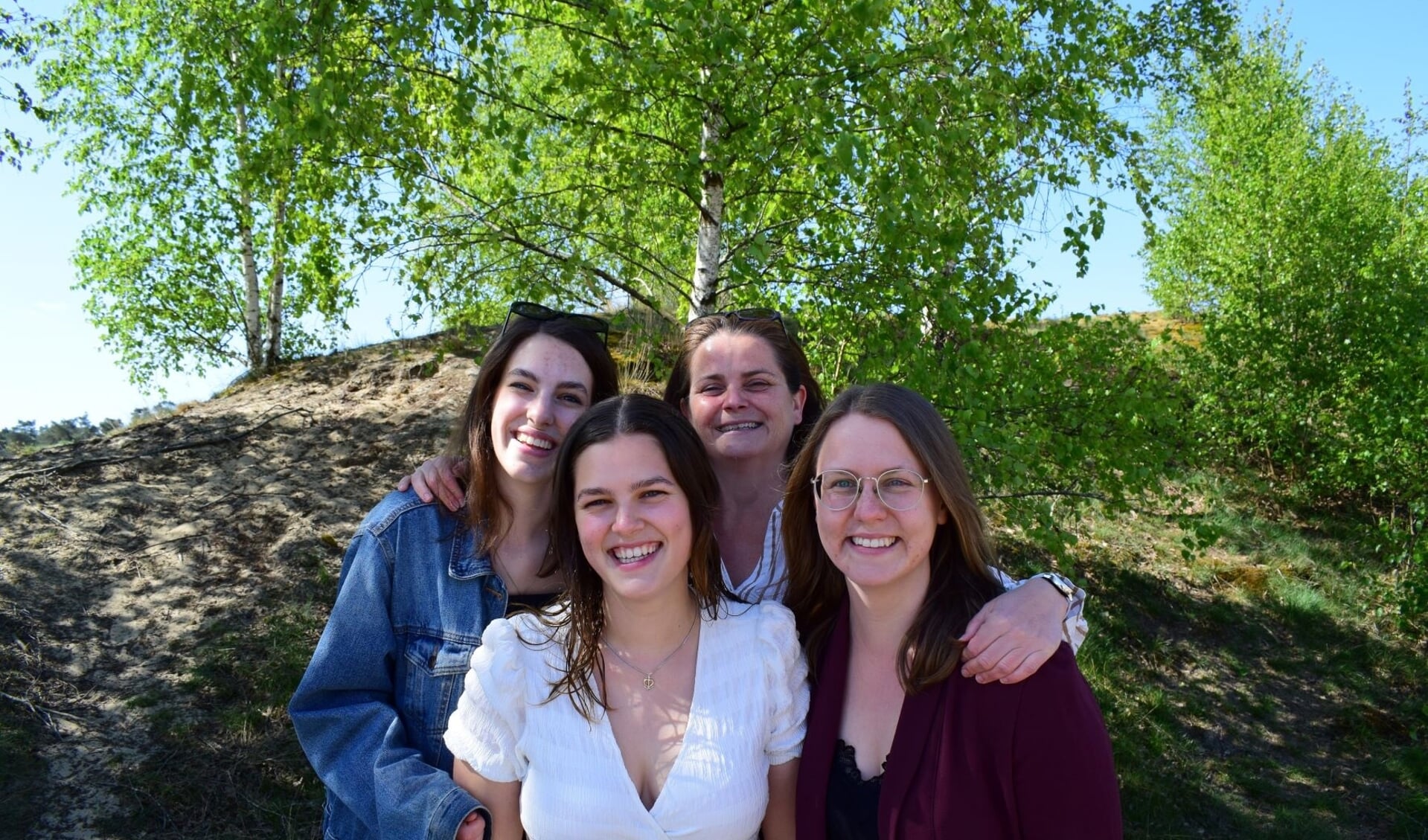 De zusjes Judith (16), Sophie (20), Esther (26) en tante Hanneke (41) komen in de benen voor genen.