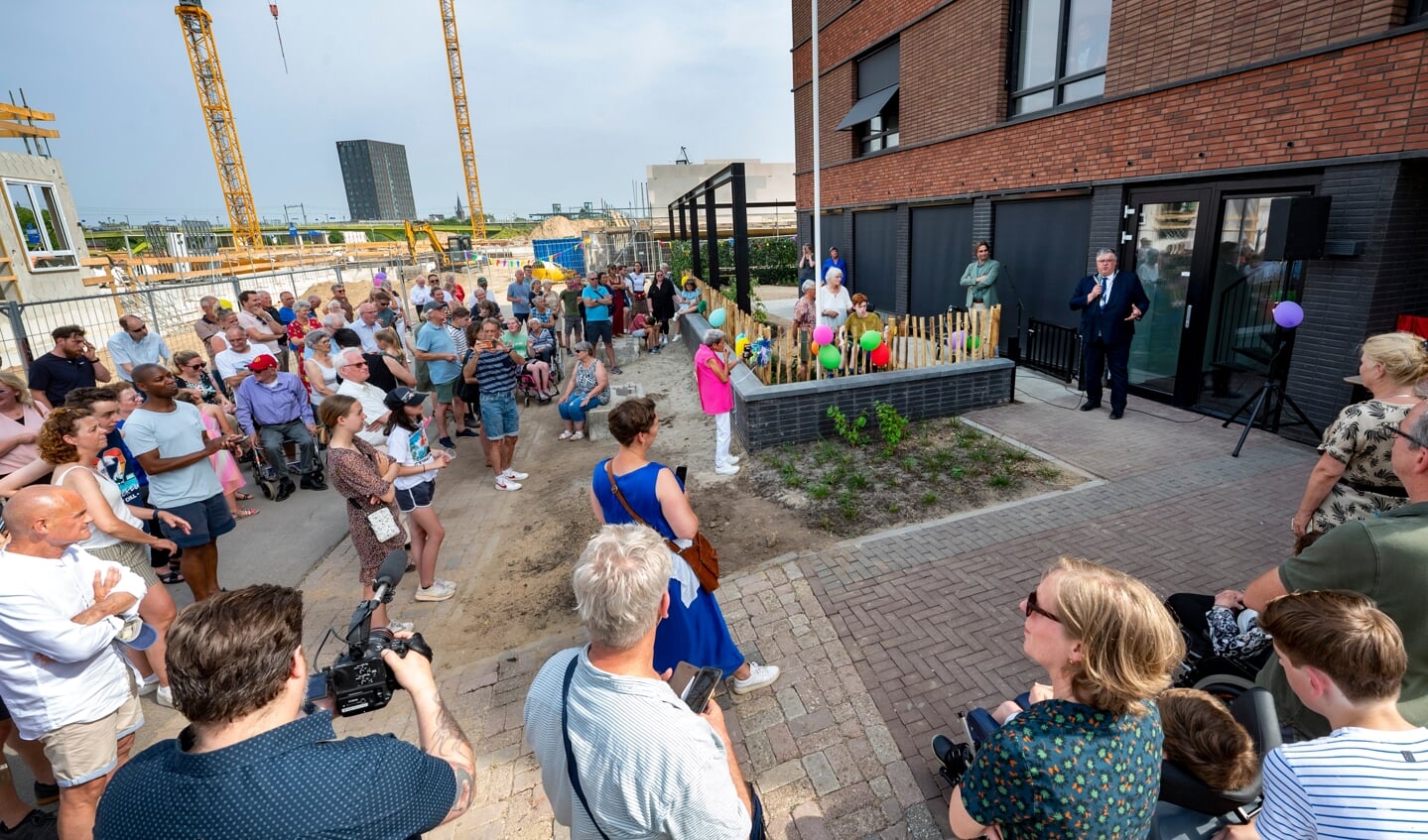 Burgemeester Brult opent woonzorggebouw Aaron in Hof van Holland. (Foto: Bert Beelen)