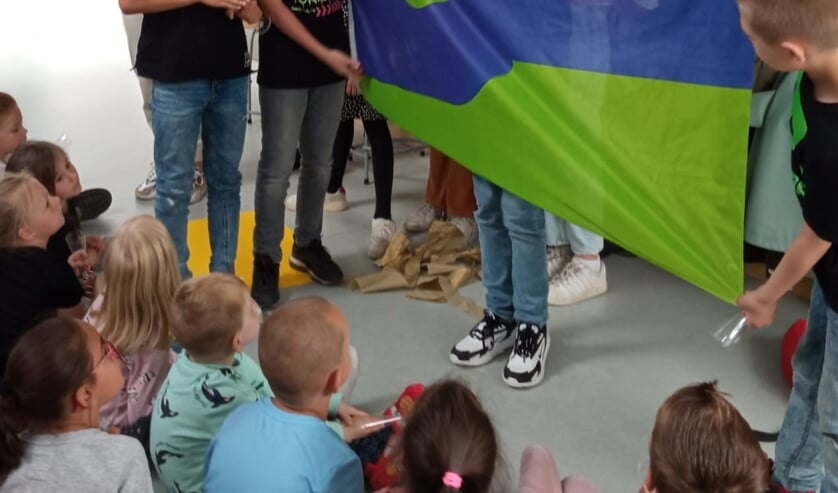 <p>De Daltonvlag werd overhandigd aan de leerlingenraad. </p>