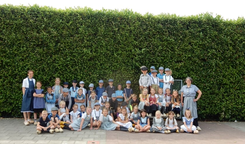 <p>De kinderen van groep 4 van 'De Wegwijzer' waren tijdens de projectweek gekleed als Ot en Sien. </p>