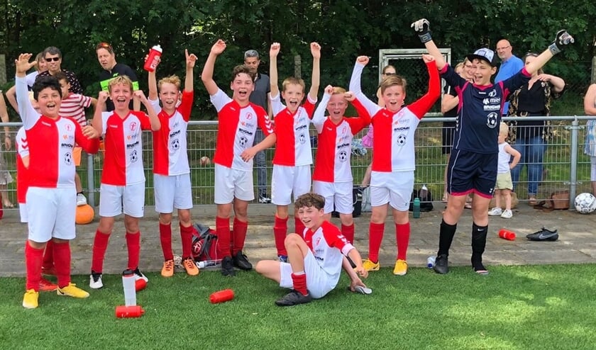 <p>De kampioenen van de JO12-2.</p>