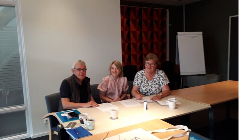<p>Op de foto van links naar rechts Henk van Bockel, Annelieke Steenbergen en Jeannette Arends. </p>