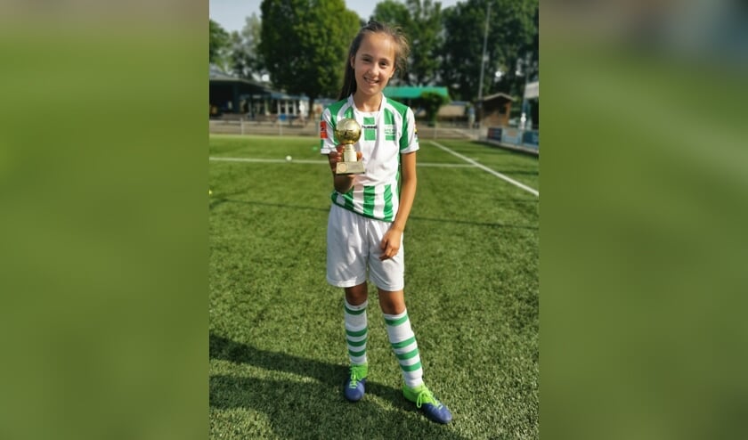 <p>Sofie met haar topscoorders trofee. </p>