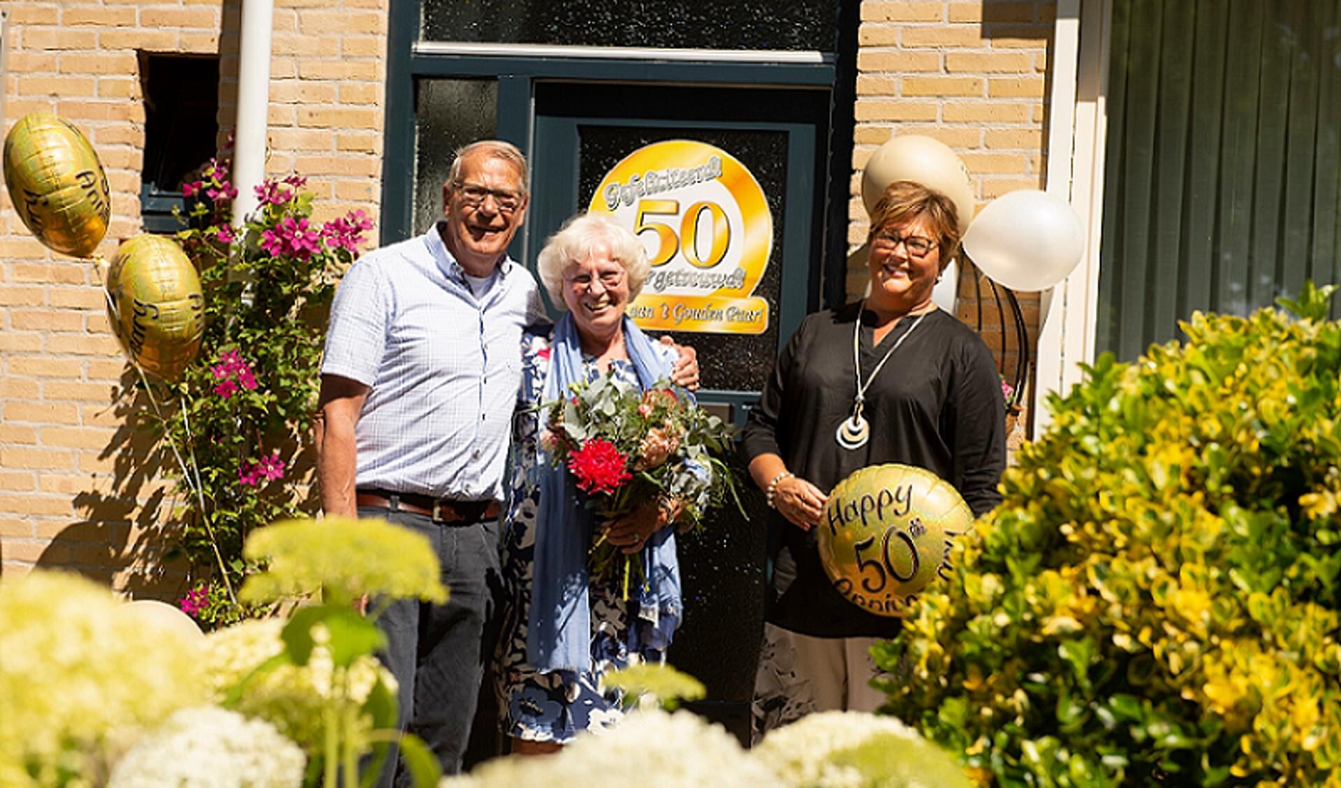 Echtpaar Klaassen-Geurts en wethouder van Dijkhuizen.