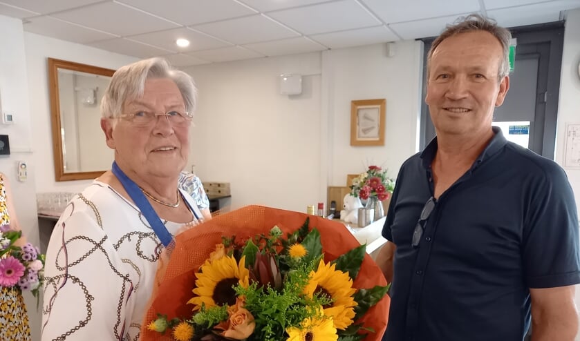 Bloemen voor grondlegster Buurtsoepi in De Slenk Iedje Verweij. (foto: Joop Verstraaten)