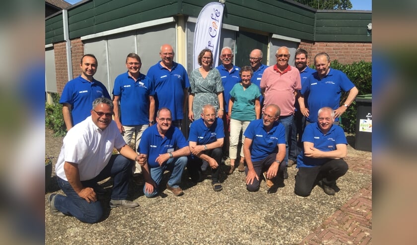 <p>Wethouder Van Someren met vrijwilligers Repair Café. </p>