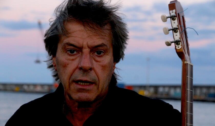 <p>Emanuel Pessanha, leider van de band Quatro Ventos.</p>
