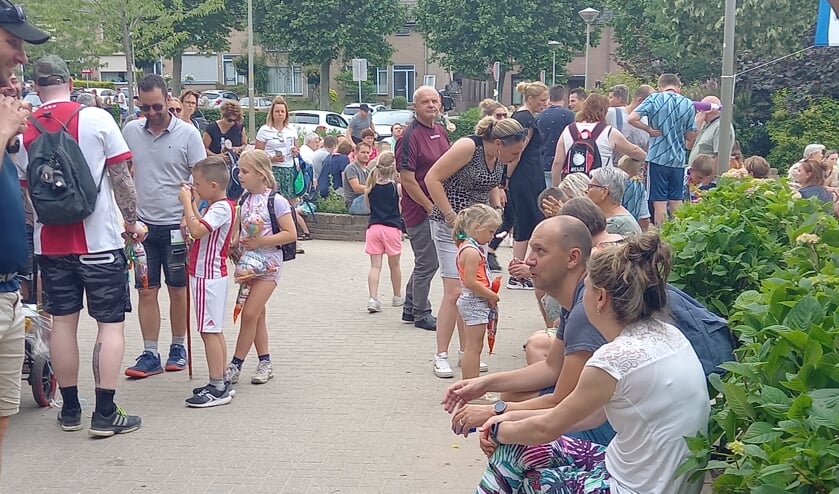 Drukte bij intocht avond4daagse Groesbeek. (foto: Joop Verstraaten)