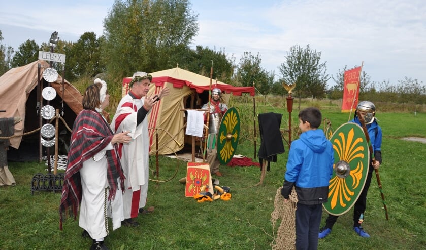 <p>Groepsfoto in het Romeinse kampement. </p>