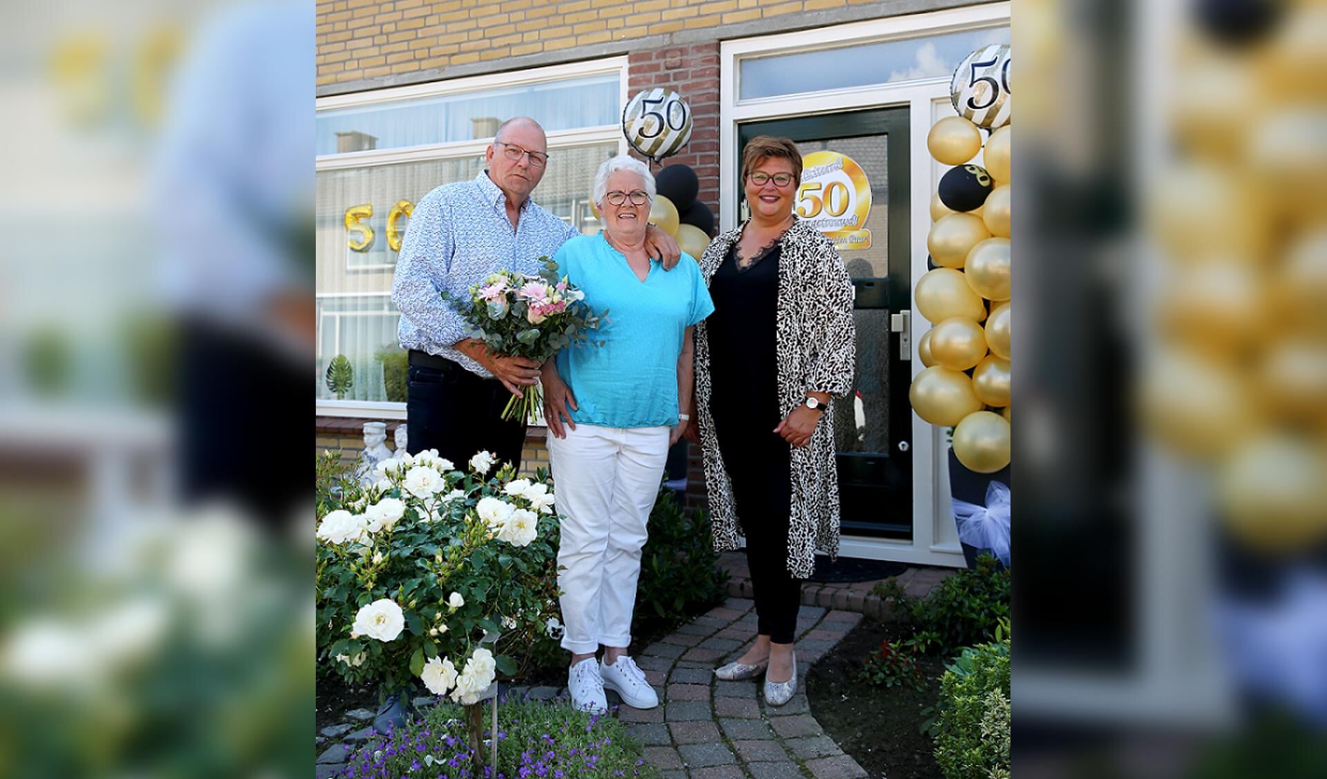 Echtpaar Kerkstra met wethouder Herma van Dijkhuizen. 