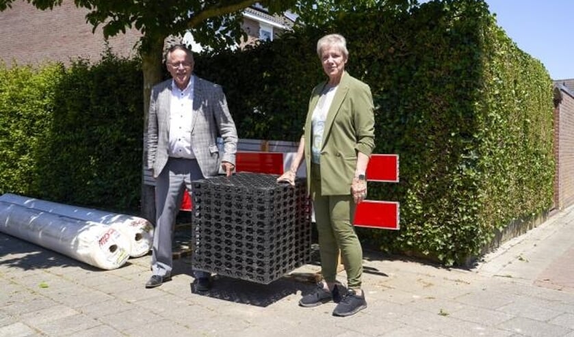 <p>Mathieu Gremmen en wethouder Ria Barber tonen infiltratiekratten. </p>