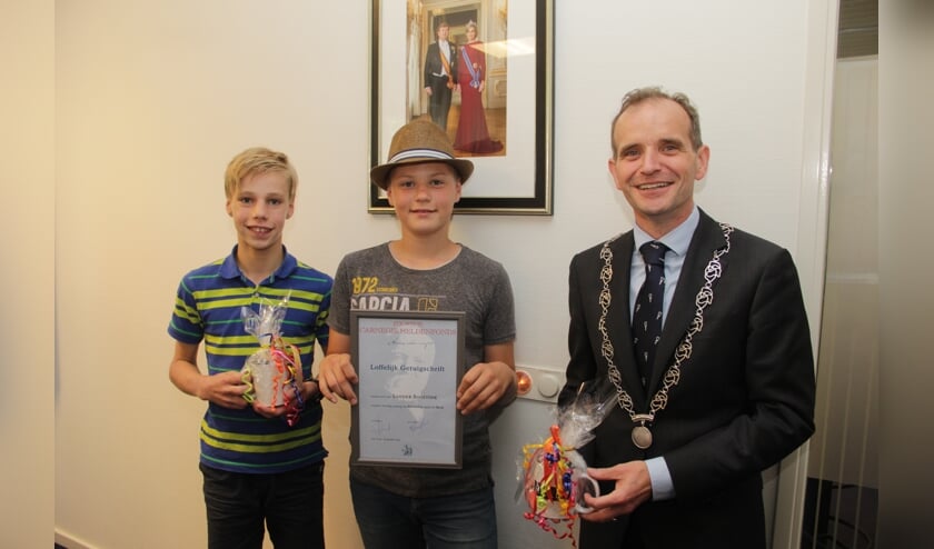 <p>Van links naar rechts: Duuk, Sander met getuigschrift en burgemeester Slinkman. </p>