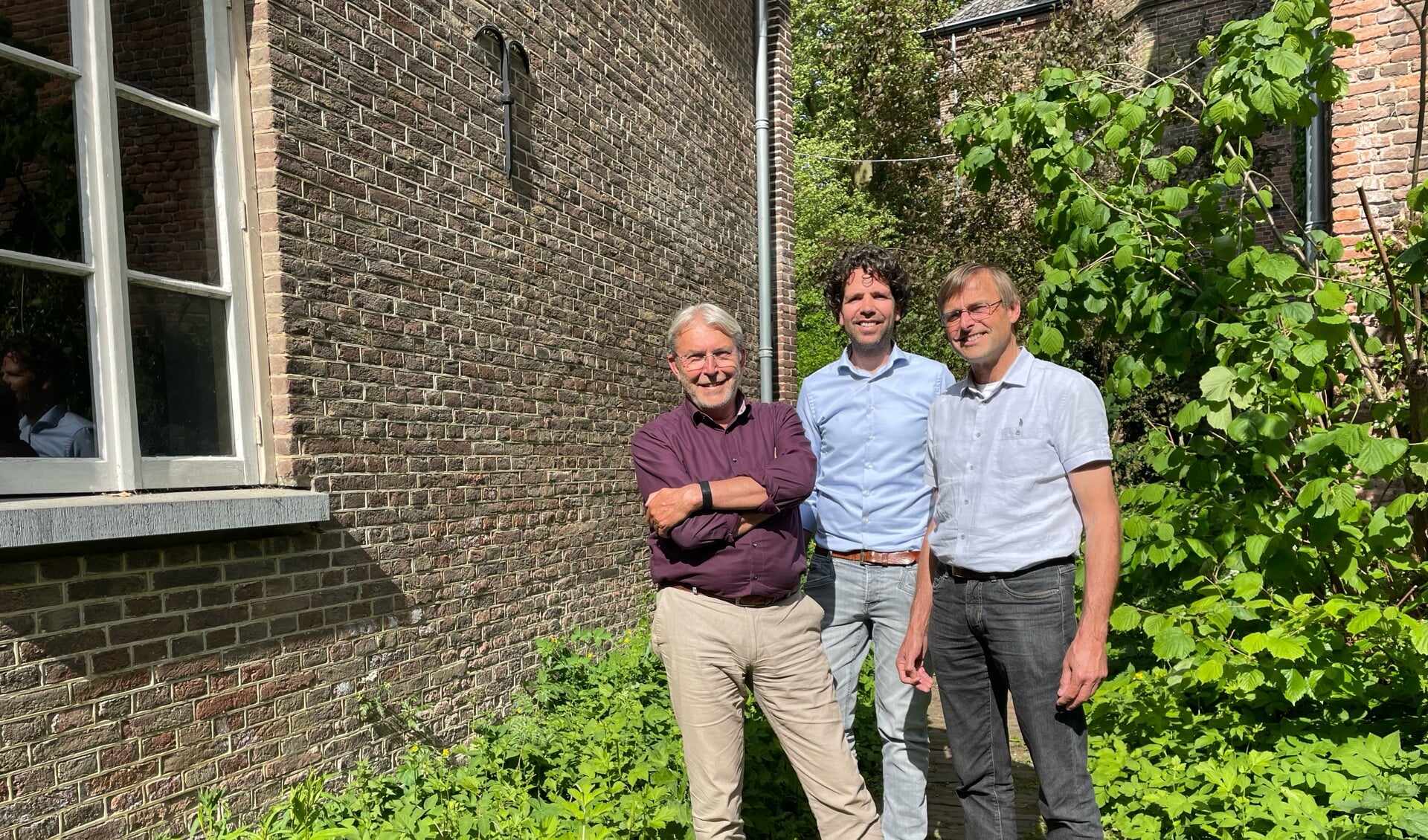 Henk Reimert, Tom van Geemen en Mathijs Gerritsen op het landgoed.