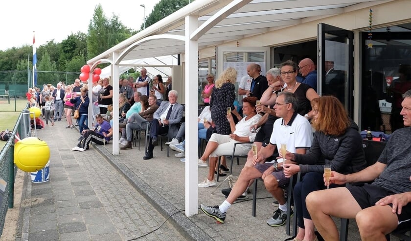 <p>Oude tijden herleven, met nu weer hopelijk veel publiek langs de lijn. </p>